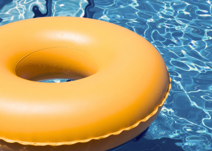 Ins Wasser springen